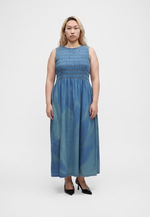 Vero Moda Curve VMCNERINA SMOCK - Τζιν φόρεμα - medium blue denim