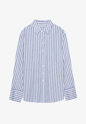 Jasnoniebieska koszula z długim rękawem w pionowe białe i niebieskie paski, z klasycznym kołnierzykiem i mankietami zapinanymi na guziki.