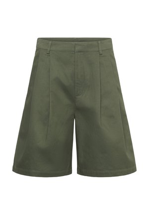 Shorts sur mesure verts olive arrivant aux genoux avec plis devant, passants de ceinture et fermeture de la taille dissimulée.