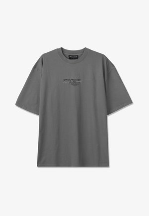 Ciemnoszary, oversize T-shirt z krótkim rękawem i okrągłym dekoltem oraz czarnym napisem "PEGADOR" nadrukowanym dwukrotnie na środku klatki piersiowej.