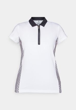 Camisa polo branca com mangas curtas e gola com fecho, apresentando detalhes pretos e um painel lateral com padrão texturizado.