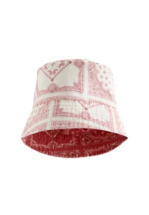 Vendbar bucket hat med rød og hvid paisley bandana mønster på begge sider.