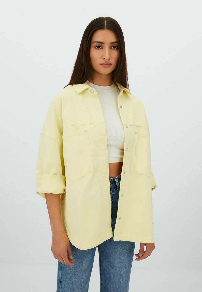 Damen Leichte Jacken | Stradivarius AUS TWILL MIT TASCHEN Jeansjacke yellow/hellgelb - WY61397 Damen Leichte Jacken | Stradivarius AUS TWILL MIT TASCHEN Jeansjacke yellow/hellgelb - WY61397