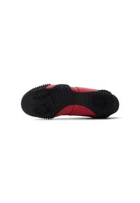 Scarpa rossa con suola in gomma nera testurizzata, caratterizzata da piccole sporgenze per una migliore aderenza. Il design è elegante con accenti minimal, contrassegnato con "ALDO."