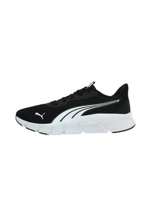 Zapatilla deportiva en blanco y negro con suela blanca, logo de Puma blanco en el lateral y la punta, cordones negros y suela con textura.