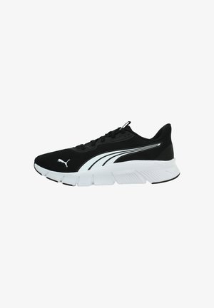 Zapatilla deportiva en blanco y negro con suela blanca, logo de Puma blanco en el lateral y la punta, cordones negros y suela con textura.