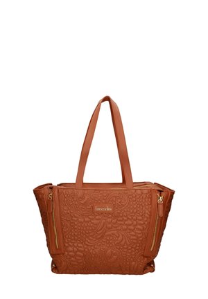 Braune Leder-Umhängetasche mit geprägtem Blumenmuster, goldfarbenen Reißverschlüssen und doppelten Griffen. Bietet ein geräumiges Design mit Seitentaschen.