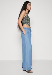 Vero Moda Petite VMBREE LONG LOOSE PANTS  - Auduma bikses - medium blue
