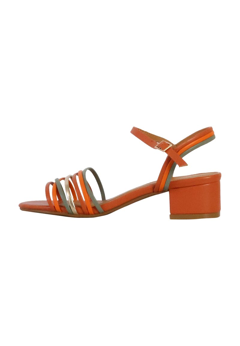 Sandali arancioni con tacco a stiletto, dotati di cinturini sottili, un tacco a blocco e accenti metallici. Finitura in pelle liscia con un design minimalista.