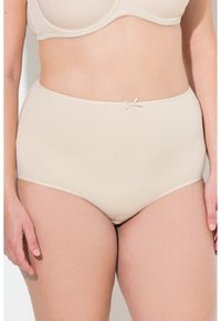 Beige hoch geschnittene Unterwäsche aus glattem, elastischem Stoff mit einem kleinen Schleifenakzent am Bund.