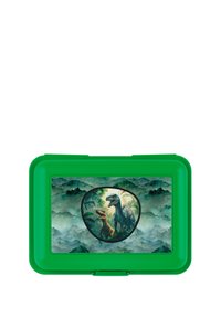 Lunch box verde di plastica con un vivace design di dinosauro su uno sfondo di paesaggio montano, con una finitura liscia e una chiusura a scatto.