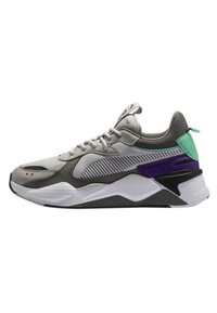 Sneaker atletica grigia e bianca con accenti viola e verdi, materiali in rete e texturizzati, dotata di una suola chunky e motivi a contrasto.