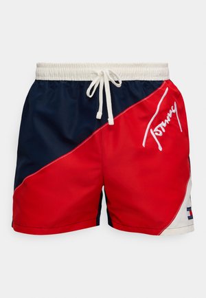 Rode en marineblauwe zwemshorts met een elastische tailleband, witte trekkoord en wit geborduurd logo. Voorzien van een contrasterend colorblock-ontwerp.