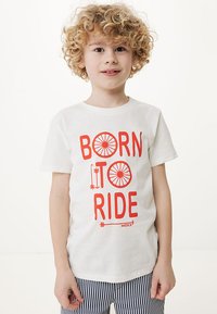 Biała bawełniana koszulka z krótkim rękawem i okrągłym dekoltem z czerwonym nadrukiem tekstu "BORN TO RIDE" oraz graficznym wizerunkiem koła rowerowego.