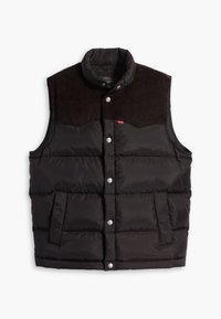 Gilet imbottito nero con colletto in velluto a coste, chiusura con bottoni a pressione, due tasche laterali, design trapuntato e piccolo logo rosso su petto.