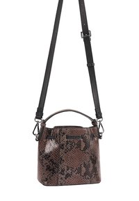 Bruin en zwart handtas met slangenhuidpatroon, gestructureerde vorm, handvat aan de bovenkant en verstelbare zwarte schouderband; glanzende textuur en metalen accenten.