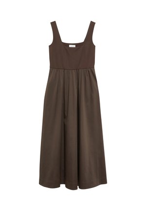 Brązowa sukienka midi bez rękawów z kwadratowym dekoltem i marszczoną talią, wykonana z miękkiego materiału.