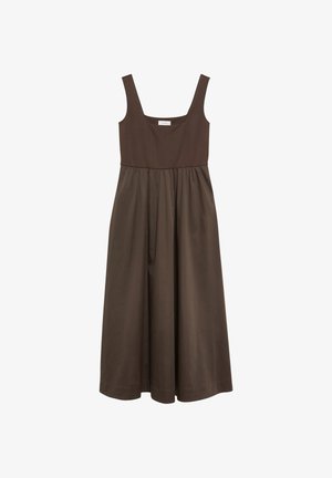 Brązowa sukienka midi bez rękawów z kwadratowym dekoltem i marszczoną talią, wykonana z miękkiego materiału.