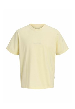 Lichtgeel T-shirt met korte mouwen en ronde hals, met subtiele, nauwelijks zichtbare kleine tekst op de borst, effen achtergrond.