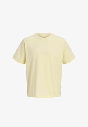 Lichtgeel T-shirt met korte mouwen en ronde hals, met subtiele, nauwelijks zichtbare kleine tekst op de borst, effen achtergrond.