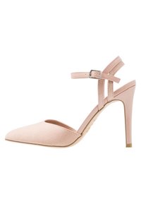 Vaaleanpunaiset nupukkinahka korkeakorkoiset kengät, joissa on terävä kärki, nilkkaremmi ja hoikka korko. Sileä pinta ja minimalistinen muotoilu.