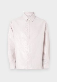 Svetloružová košeľa s gombíkmi vyrobená z textúrovanej látky s vertikálnymi pruhmi a jemnými flitrami. Klasický golier a dlhé rukávy.