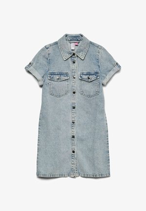 Vestito di jeans in azzurro chiaro, maniche corte, apertura con bottoni sul davanti, colletto e due tasche sul petto con patte e bottoni. Tessuto leggermente consumato.