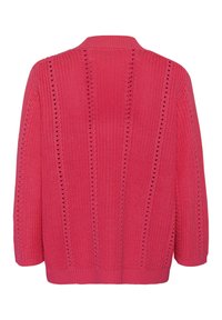 Cardigan tricoté en rose vif, avec une coupe décontractée, présentant des motifs verticaux et des détails en œillets respirants le long du dos et des manches.