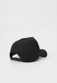 Cappellino da baseball nero realizzato in tessuto, con visiera curvata, design a sei pannelli e chiusura regolabile con bottone sul retro.