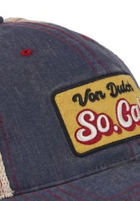Casquette en denim avec un patch en feutre jaune portant le texte noir et rouge « Von Dutch So. Cal. ». Bleu foncé avec surpiqûres rouges et détail d'accent latéral.