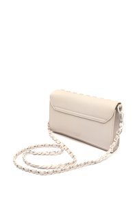 Borsa a tracolla beige con una superficie liscia, forma rettangolare, patta frontale e tracolla intrecciata. Dettaglio del logo discreto sulla parte anteriore.