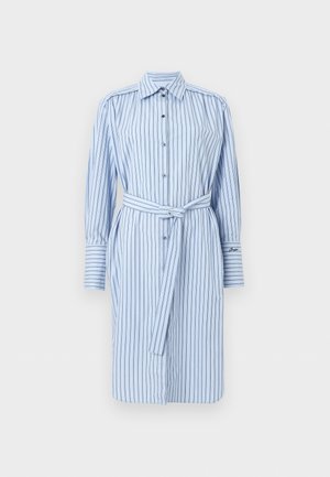 Φως μπλε, μακριά μανίκια, πουκαμίσιο φόρεμα με κάθετες σκουρόχρωμες ρίγες και ζώνη στο ίδιο ύφασμα στη μέση.