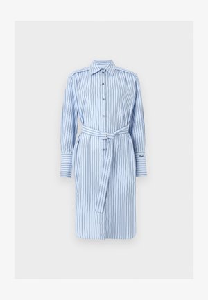 Robe-chemise bleu clair à manches longues avec des rayures verticales foncées et une ceinture assortie à nouer à la taille.