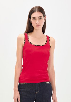 Camiseta sin mangas roja con escote redondo, con detalles de estampado de leopardo en las tiras. La tela es suave y ajustada.