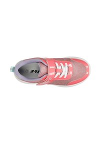 Rosa und silberne Sportschuh mit einem strukturierten Mesh-Obermaterial, weißen Schnürsenkeln, Klettverschluss und gepolstertem Knöchelkragen; Gummisohle.