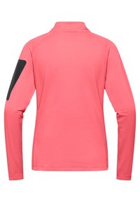 Langärmliges Sportshirt in leuchtendem Pink mit einem strukturierten Muster, das einen schwarzen Akzent an der linken Schulter und ein hohes Kragen-Design aufweist.