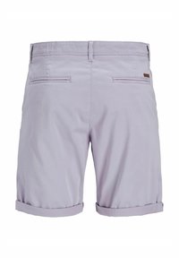 Lichtpaarse katoenen shorts met een opgerolde zoom, voorzien van twee achterzakken en een klein bruin label op de tailleband.