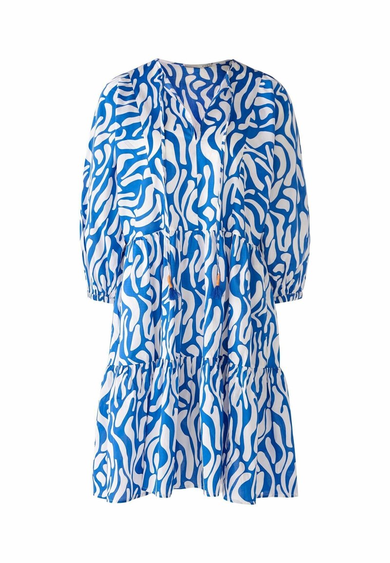 Vestido azul y blanco con un diseño en capas, escote en forma de V y mangas abullonadas, hecho de una tela ligera.