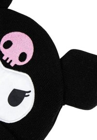 Cappello di maglia nero con un viso bianco rotondo che presenta un occhio chiuso e un teschio rosa. Include orecchie arrotondate e tessuto testurizzato.