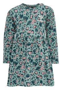 Långärmad klänning i mjukt havsblått tyg med leopardmönster i rosa och mörkgrön, med en samlad midja och logodetalj.