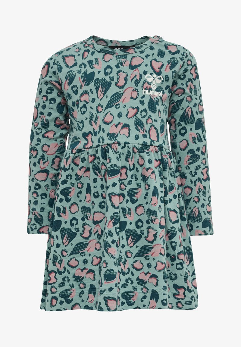 Långärmad klänning i mjukt havsblått tyg med leopardmönster i rosa och mörkgrön, med en samlad midja och logodetalj.