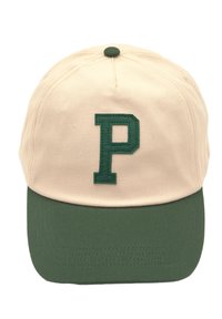Căciulă de baseball bej cu un vizor verde și un 'P' verde brodat pe partea din față. Materialul pare a fi bumbac twill.