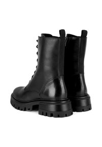 Čierne kožené členkové topánky majú šnurovaný predok, elastické bočné panely a robustnú podrážku s dezénom pre lepšiu trakciu. Hladký povrch s dekoratívnym švom.