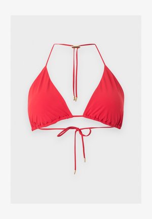 Top de bikini rojo en forma de triángulo con tirantes finos ajustables que se atan al cuello y a la espalda, puntas de metal dorado en las cuerdas, mostrado plano sobre fondo blanco.