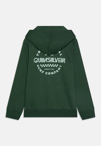 Mørkegrønn hettegenser med en hvit sirkulær "Quiksilver Surf Company" logo og sjakkmønsterdesign på ryggen, med hette og lange ermer.