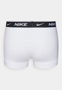 Fehér boxer alsónadrág fekete Nike derékkal, logó részletezéssel. Az anyag simának tűnik, és fitted dizájnnal rendelkezik.