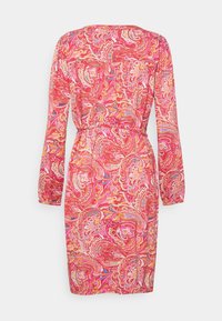 Pitkähihainen mekko, jossa on kirkas vaaleanpunainen paisley-kuvio, vyötäröltä kireä ja pehmeä kangas. Takakuvassa näkyy pyöreä pääntie ja virtaava istuvuus.