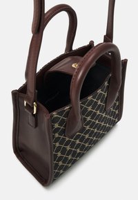 Brązowa skórzana torebka z wzorzystej tkaniny, z dwoma uchwytami, złotymi okuciami i usztywnionym kształtem. Otwór z góry z przestronnym wnętrzem.