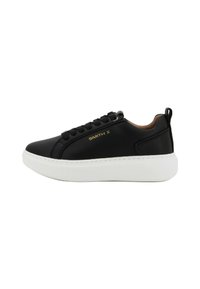 Sneaker in pelle nera con suola in gomma bianca, punta rotonda, chiusura con lacci e dettaglio del logo dorato di lato. Superfici testurizzate con una finitura liscia.