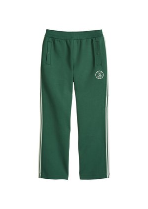 Pantaloni sport verzi cu dungi albe pe părțile laterale, bandă elastică în talie, buzunare cu capse și un mic logo circular pe partea superioară a piciorului stâng.